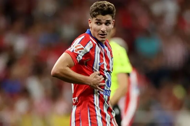 أتلتيكو مدريد: خطوة نحو تحقيق رقم قياسي مع انتقال ألفاريز ليصبح أغلى لاعب في تاريخ ليفربول