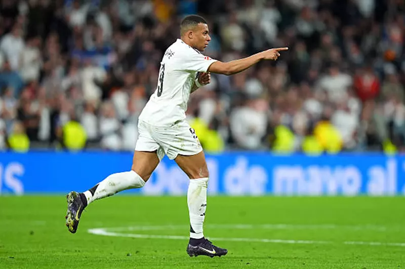 مبابي يفضل ديمبيلي في سباق الكرة الذهبية ويعبر عن سعادته بتتويج باريس سان جيرمان بلقب دوري الأبطال